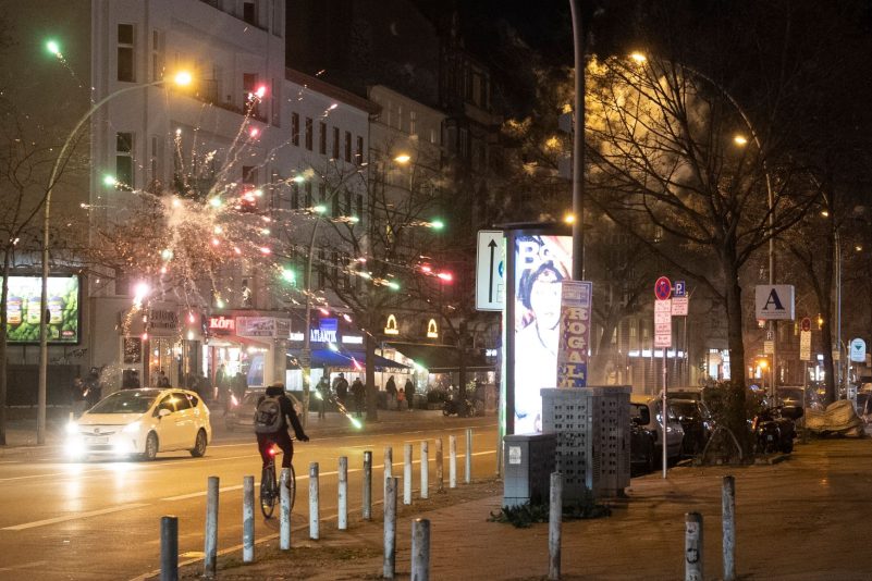 In Berlin haben Jugendliche vor Silvester zahlreiche Raketen in den Nachthimmel geschossen.