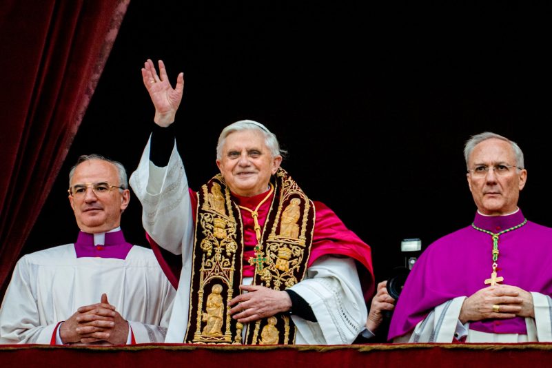 Papst Benedikt XVI. kurz nach seiner Wahl am 19. April 2005.