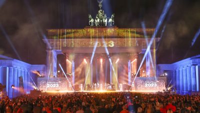 Silvester-Countdown: Kleine Feier in Berlin am Brandenburger Tor