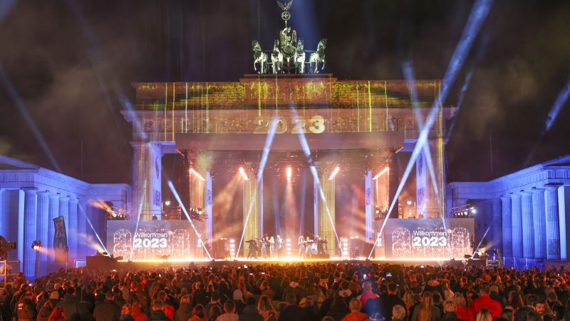 Den Neujahrswechsel in Berlin feiern Menschen vor dem Brandenburger Tor mit Musik und Entertainment. Die ZDF-Silvester-Show wird live im Fernsehen ausgestrahlt.