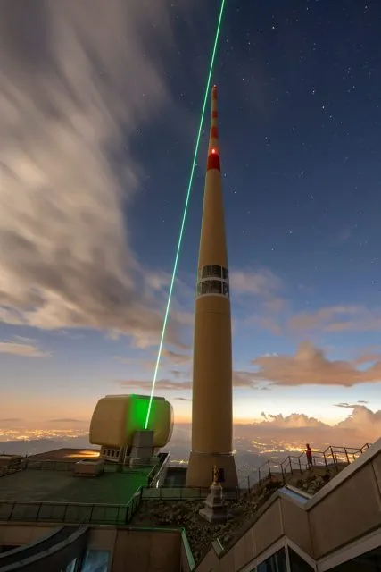 Sendeturm auf dem Säntis mit dem Laser gegen Blitze.