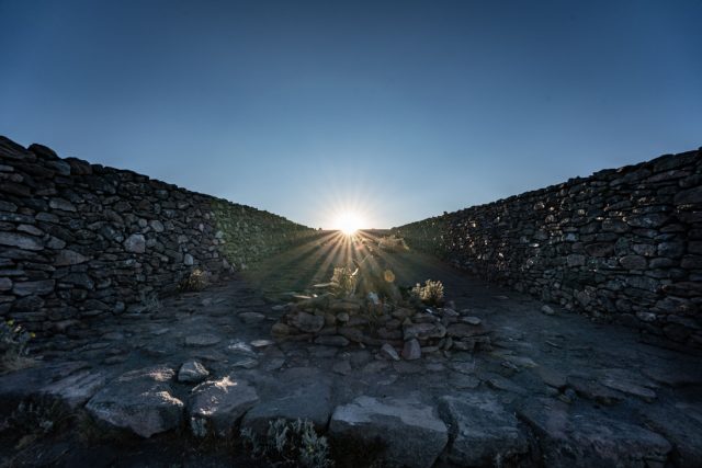 Aufgehende Sonne am Sonnenobservatoriums der Azteken auf dem Berg Tlaloc