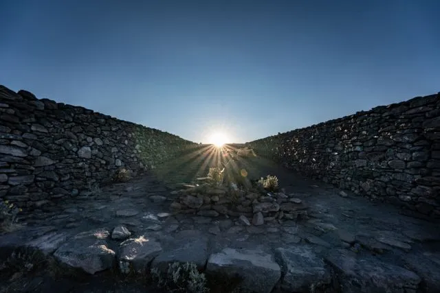 Aufgehende Sonne am Sonnenobservatoriums der Azteken auf dem Berg Tlaloc