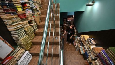 Derussifizierung: Ukrainer bringen russische Bücher in die Abfallverwertung