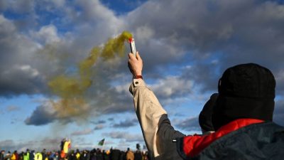 Lützerath vor der Explosion: „Aktivisten“ werfen nach Konzert Steine auf die Polizei