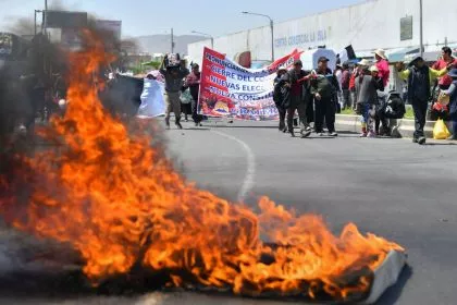 Peru: Linke Gruppen kündigen weitere Mobilisierungen an - Rücktritt der Präsidentin gefordert