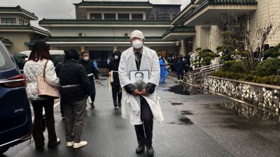 Verstörender Post in China: Stahlwerk als Unterstützung für die überlasteten Krematorien?