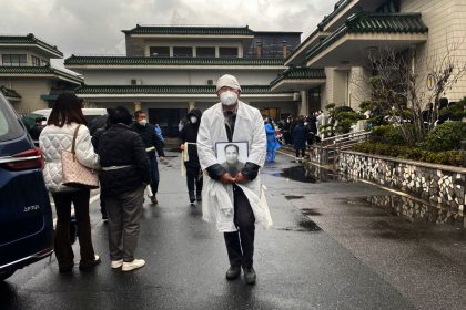 Verstörender Post in China: Stahlwerk als Unterstützung für die überlasteten Krematorien?