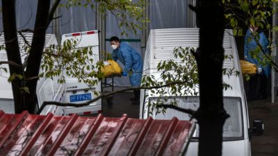 China: Leichen werden in ein Krematorium gebracht.