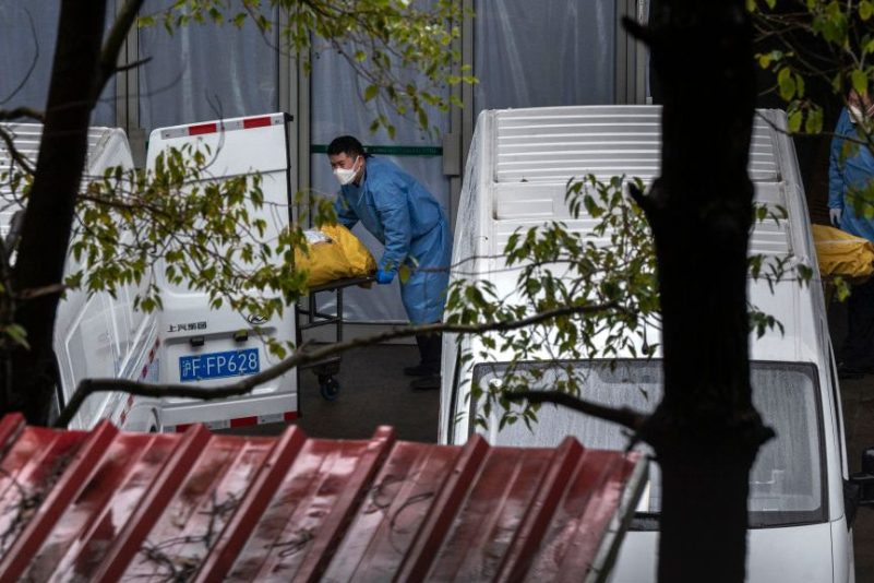 China: Leichen werden in ein Krematorium gebracht.