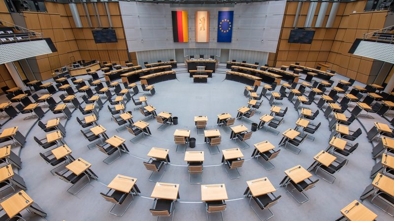 Der leere Plenarsaal des berliner Abgeordnetenhauses in der 19. Wahlperiode mit Blick von der Tribüne. Foto: Landesarchiv Berlin / Thomas Platow
