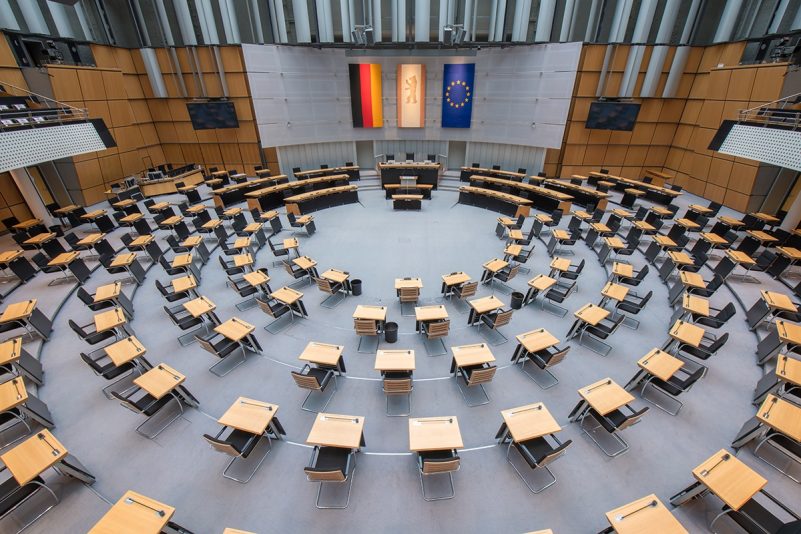 Der leere Plenarsaal des berliner Abgeordnetenhauses in der 19. Wahlperiode mit Blick von der Tribüne. Foto: Landesarchiv Berlin / Thomas Platow