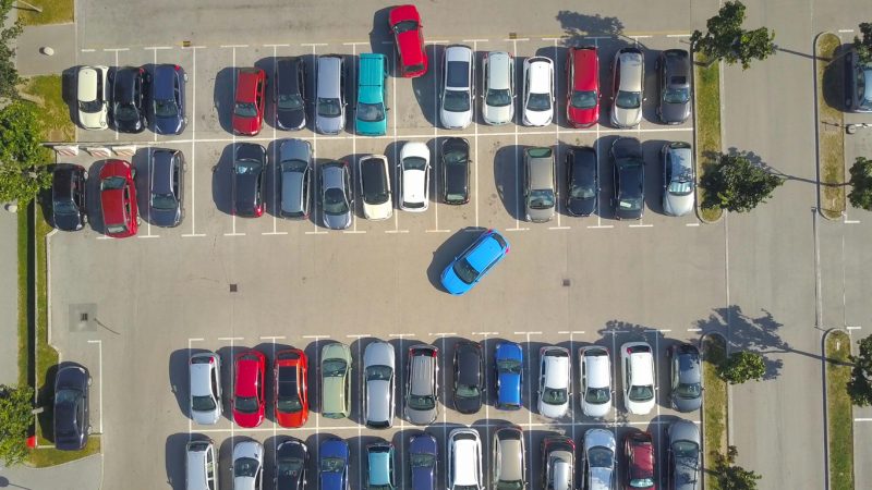 Parkplätze sind laut BGH-Urteil nicht unbedingt Straßen, weshalb „rechts-vor-links“ nicht gilt.