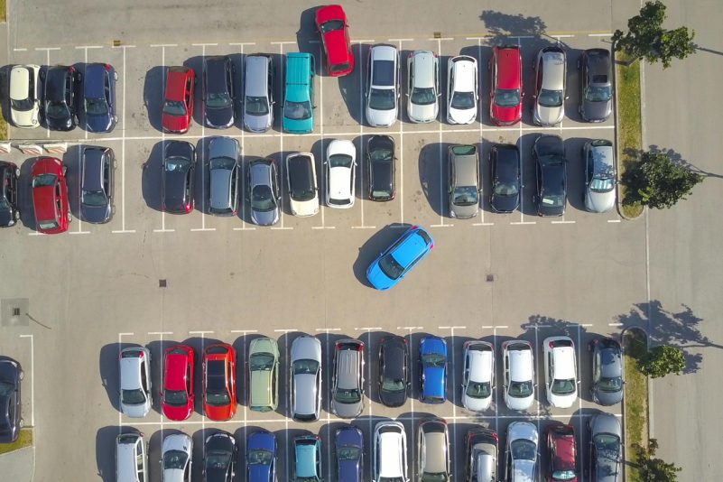 Parkplätze sind laut BGH-Urteil nicht unbedingt Straßen, weshalb „rechts-vor-links“ nicht gilt.