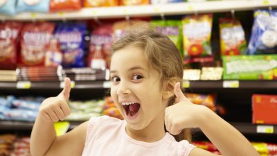 Mehr Übergewicht bei Kindern: Sitzen und Süßes, Fernsehen und Fettiges