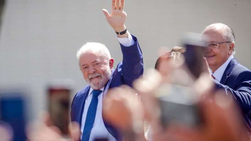 Der designierte Präsident Luiz Inacio Lula da Silva winkt aus einem offenen Auto in Brasilia.
