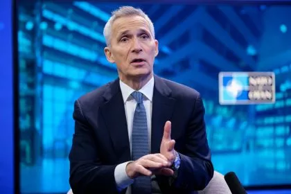 Stoltenberg will mehr Geld für NATO - Weber fordert EU-Verteidigungsunion