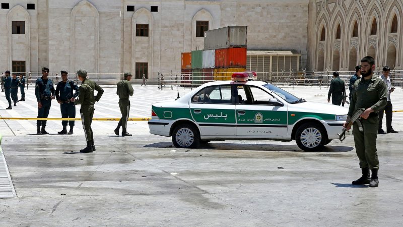 Iranische Polizisten in Teheran: Sicherheitsbehörden begründen Festnahmen üblicherweise mit dem Spionagevorwurf (Archivbild).