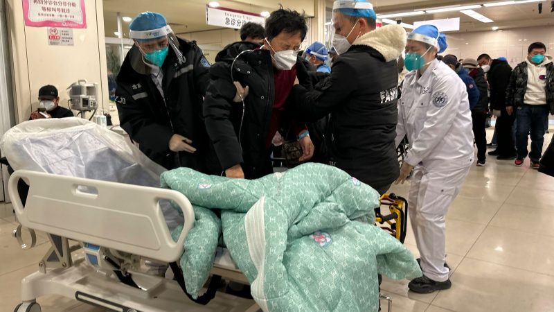 Ein Corona-Patient in der Notaufnahme eines Pekinger Krankenhauses. China erlebt gerade eine riesige Corona-Welle, der besonders Menschen im hohen Alter oder mit Vorerkrankungen zum Opfer fallen.