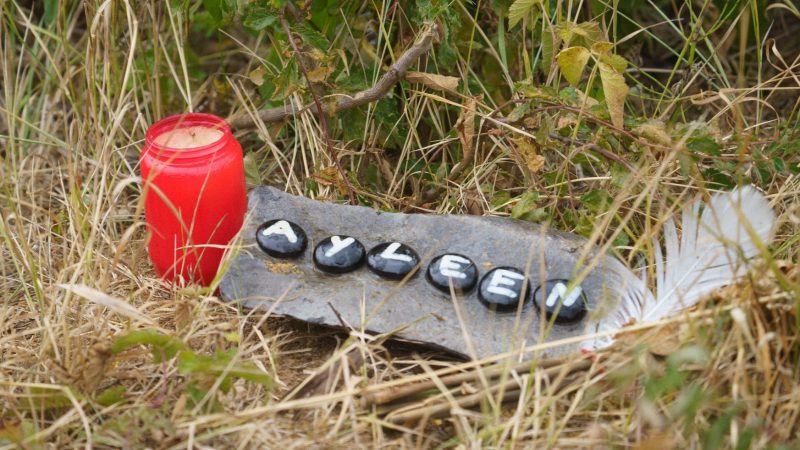 Eine Kerze und eine Tafel mit dem Namen Ayleen liegt am Ufer des Teufelsee im hessischen Wetteraukreis, wo die Leiche der 14-Jährigen  gefunden wurde.