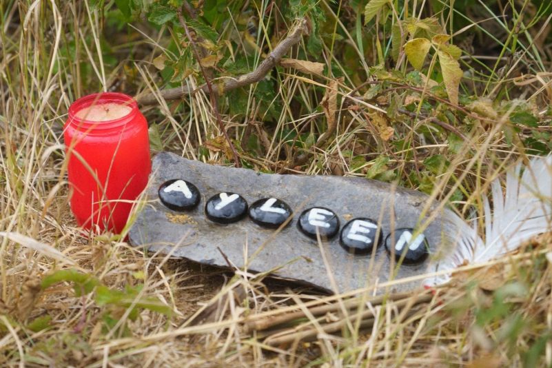 Eine Kerze und eine Tafel mit dem Namen Ayleen liegt am Ufer des Teufelsee im hessischen Wetteraukreis, wo die Leiche der 14-Jährigen gefunden wurde.