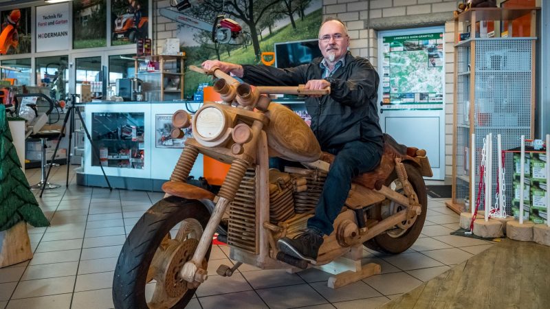 Bernd Osinischow auf seiner hölzernen Harley-Davidson.