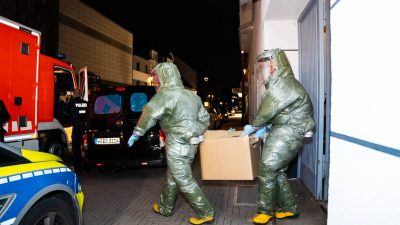 Wegen der Gefahren, die von in der Wohnung vermuteten Giftstoffen ausgehen können, trugen die Einsatzkräfte in Castrop-Rauxel Schutzanzüge.