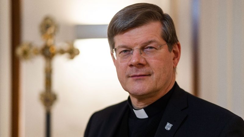 Der Freiburger Erzbischof Stephan Burger sagt, die Aufarbeitung der Missbrauchsverbrechen aus der Vergangenheit sei ein «absolut zentrales Anliegen».