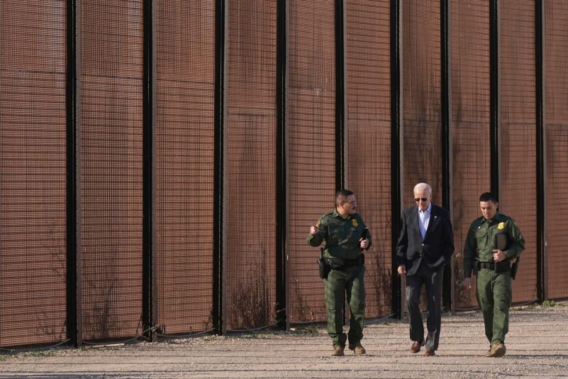 US-Präsident Joe Biden besucht die Grenze zwischen den USA und Mexiko bei El Paso. Zuletzt ist die Zahl illegaler Migranten dramatisch gestiegen.