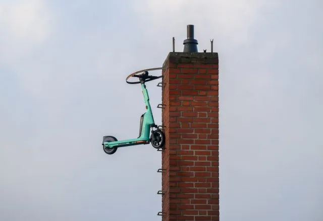 Der Elektro-Roller hing in rund zehn Metern Höhe.