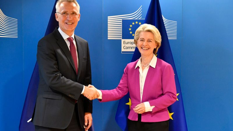 Ursula von der Leyen, Präsidentin der Europäischen Kommission, und Nato-Generalsekretär Jens Stoltenberg vor einem Treffen im Brüsseler EU-Hauptquartier.