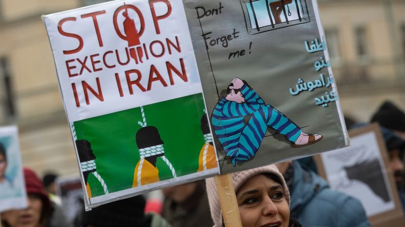 «Stoppt die Hinrichtung in Iran»: Protestaktion gegen das Iran-Regime auf dem Pariser Platz in Berlin.