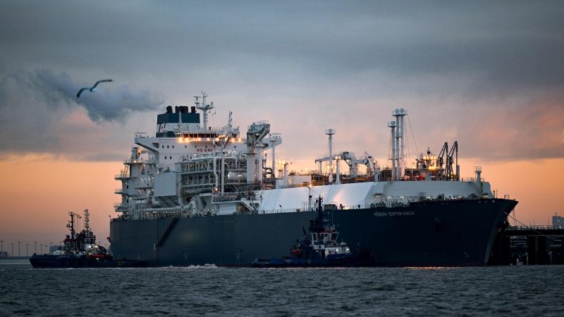 Das Spezialschiff «Höegh Esperanza» wird in Wilhelmshaven angelegt. Es dient als schwimmende Plattform, um Flüssigerdgas (LNG) anzulanden und zu regasifizieren.