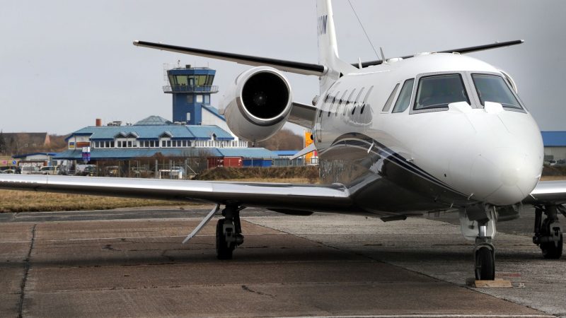 Ein Privatjet steht auf dem Flughafen der Nordseeinsel Sylt (Aufnamen von Märzz 2012).