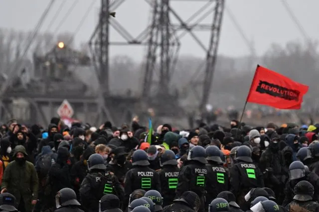 In Lützerath stehen sich Demonstranten und Polizei gegenüber. Der Energiekonzern RWE will die unter dem Ort liegende Kohle für den Braunkohletagebau Garzweiler II abbaggern.