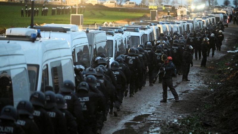 Großes Polizeiaufgebot bei der Demonstration von Klimaaktivisten am Rande des Braunkohletagebaus bei Lützerath.