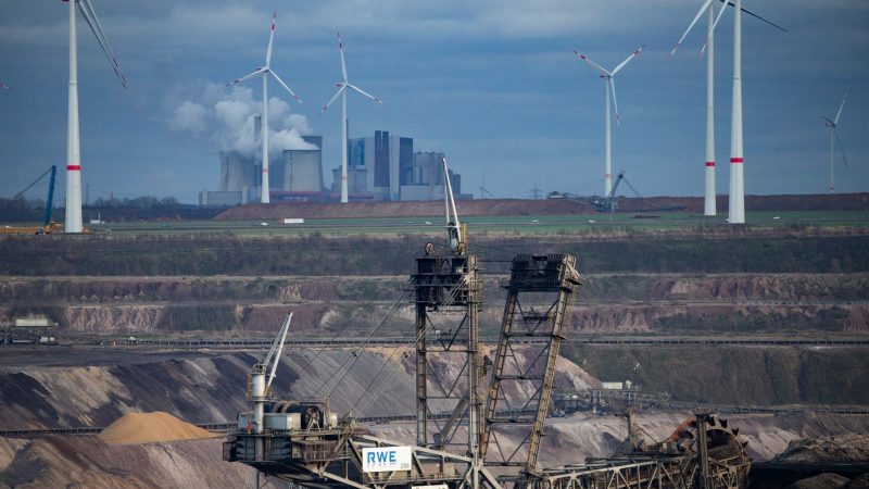 Blick auf das Tagebaugebiet bei Lützerath - der Energiekonzern RWE will die darunter liegende Kohle abbaggern.
