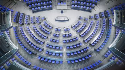 Blick in den Plenarsaal des Bundestags zu Beginn der Sitzungswoche. Mit der Wahlrechtsreform, die SPD, Grüne und FDP vorschlagen, soll der Bundestag auf seine Regelgröße schrumpfen.