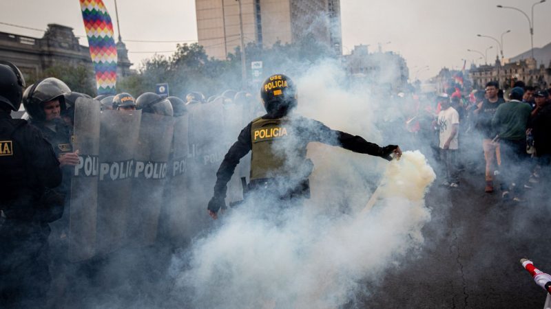 Tränengaseinsatz der Polizei bei Ausschreitungen in Lima, Peru: Menschen protestieren gegen die Regierung - sie fordern allgemeine Wahlen, die Absetzung der Präsidentin und Gerechtigkeit für die Demonstranten, die bei Zusammenstößen ums Leben kamen.