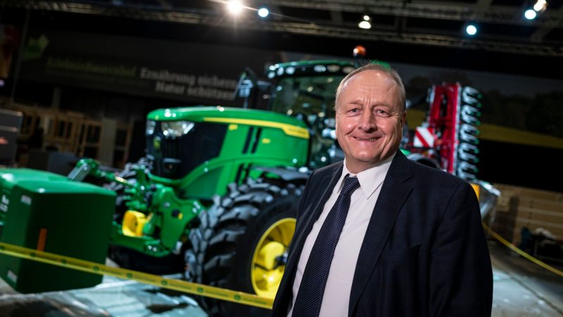 Joachim Rukwied, Präsident des Deutschen Bauernverbandes, steht vor der Eröffnung der Grünen Woche vor einem Traktor.