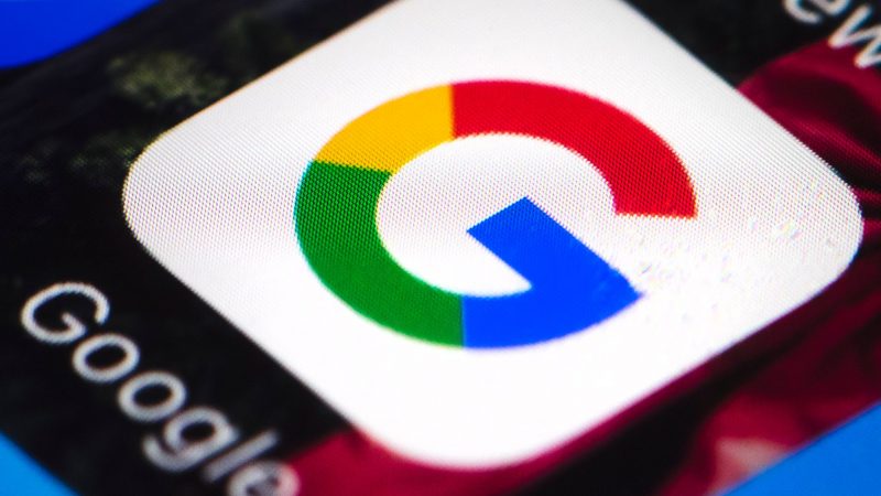 Das Google-Logo auf einem Smartphone: Google ist in Indien mit dem Versuch gescheitert, Auflagen für sein Smartphone-Betriebssystem Android auf dem Rechtsweg zu verhindern.