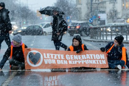 Klimaaktivisten der „Letzten Generation“ demonstrieren am Morgen ungeachtet des kalten Wetters auf einer Straße in Dresden.