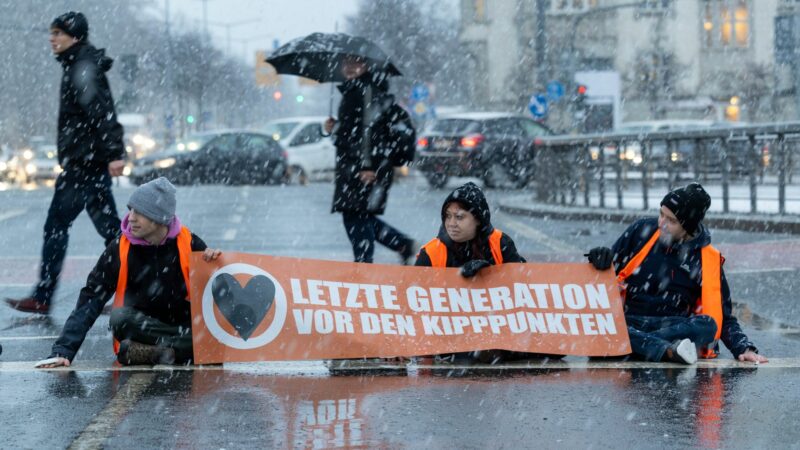 Klimaaktivisten der „Letzten Generation“ demonstrieren am Morgen ungeachtet des kalten Wetters auf einer Straße in Dresden.