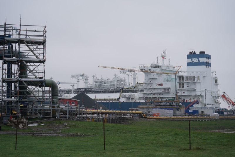 Das schwimmende LNG-Terminal «Höegh Gannet» am Anleger im Industriehafen Brunsbüttel.