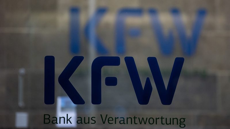 Das Logo der KfW Bankengruppe. Die staatliche Förderbank KfW sieht den Wohlstand in Deutschland in Gefahr.