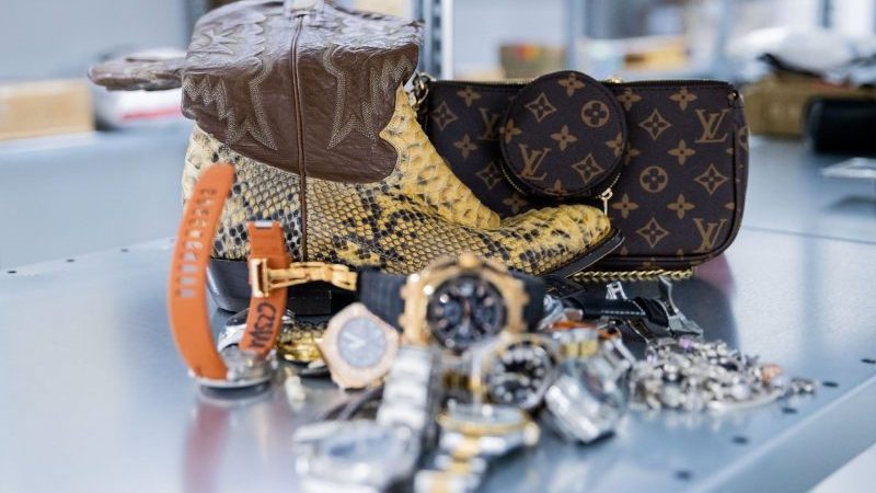 Gefälschte Uhren, Pythonschlangen-Stiefel und eine gefälschte Luxustasche im Hauptzollamt Köln.