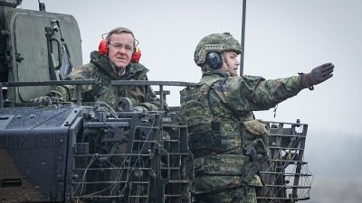 Verteidigungsminister Boris Pistorius (l) auf dem Truppenübungsplatz Altengrabow in einem Puma-Schützenpanzer.