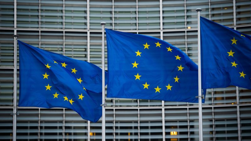 Flaggen der Europäischen Union vor dem Berlaymont-Gebäude der Europäischen Kommission in Brüssel.