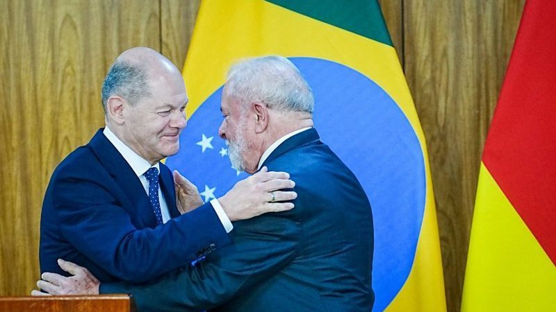 Bundeskanzler Olaf Scholz (l) umarmt Brasiliens Präsident Luiz Inacio Lula da Silva.