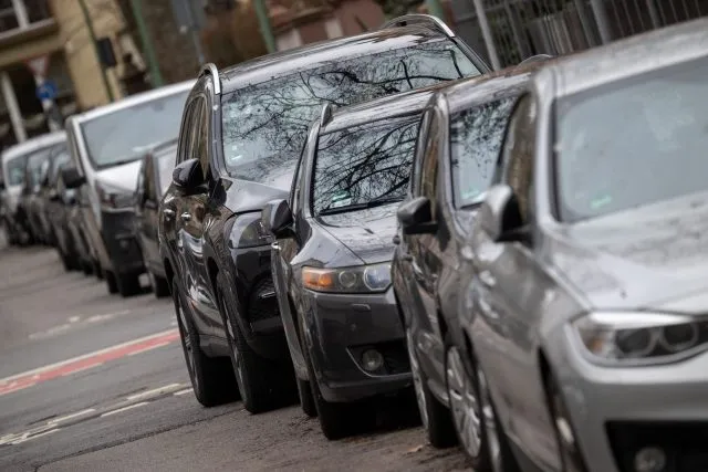Ein SUV parkt in einer Reihe mit anderen Autos. Der Deutsche Städtetag bringt höhere Parkgebühren für SUV und andere große Wagen ins Spiel.